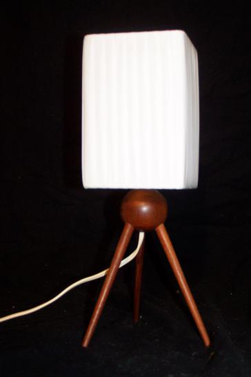 Tripod Nachttischlampe