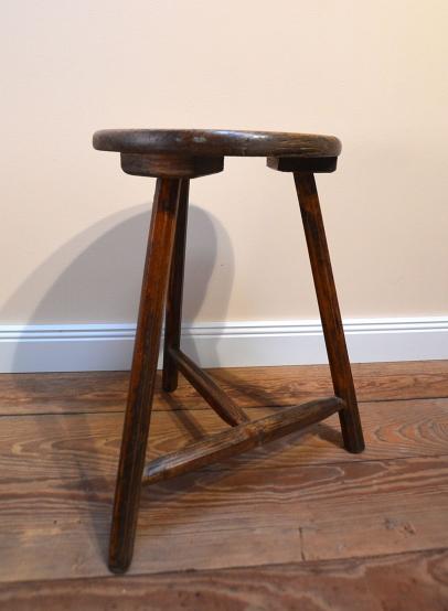 antiker hocker holz dreibein